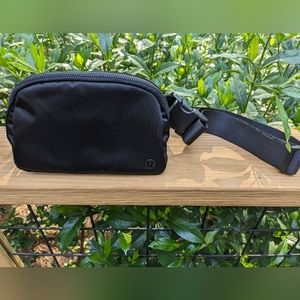 Lululemon Everywhere Belt Bag OG Strap All Black